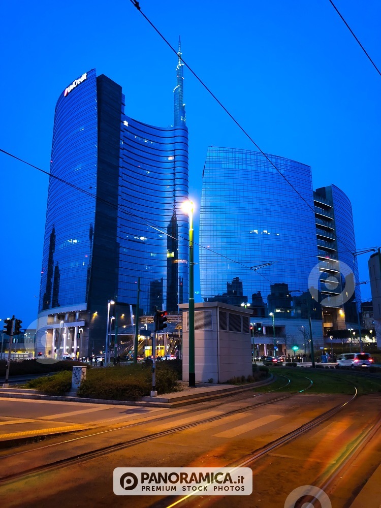 l'ora blu alla torre Unicredit