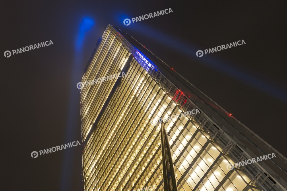 Luci e fari blu sulla Torre Allianz