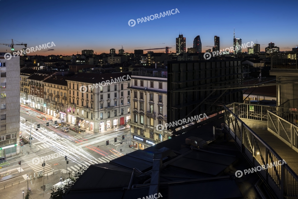 Luci e traffico in Piazza Lima
