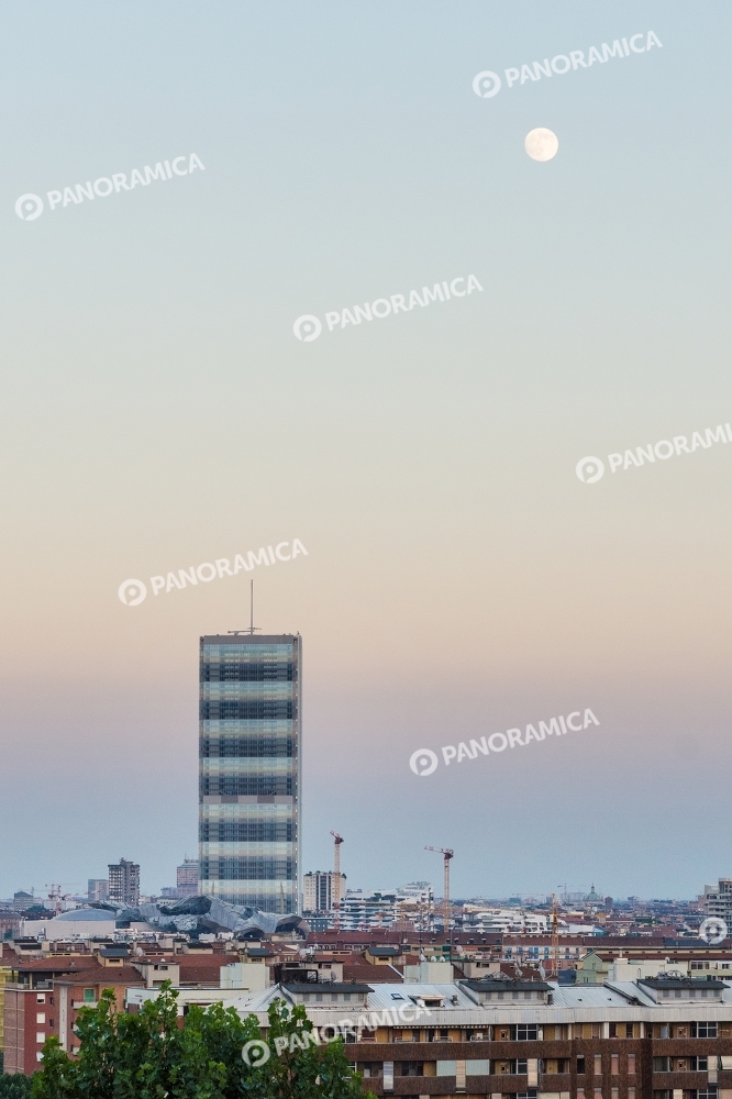 Luna piena sulla Torre Isozaki e le prime gru dello storto