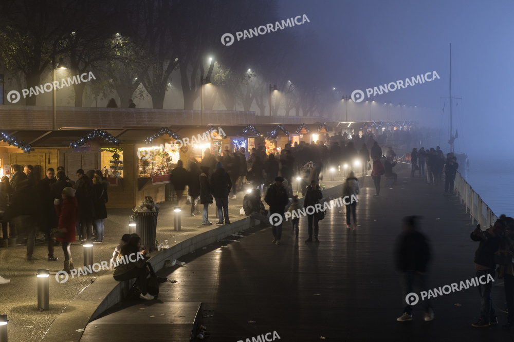 Mercatini in Darsena con la nebbia