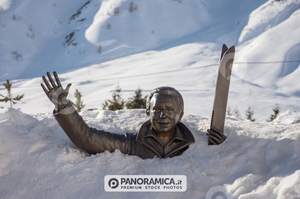 Mike sommerso dalla neve