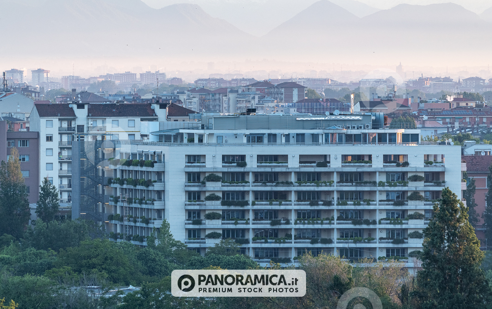 Milano , edifici moderni all'alba, sullo sfondo le prealpi