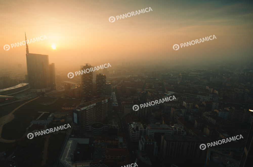 Milano avvolta tra foschia e smog