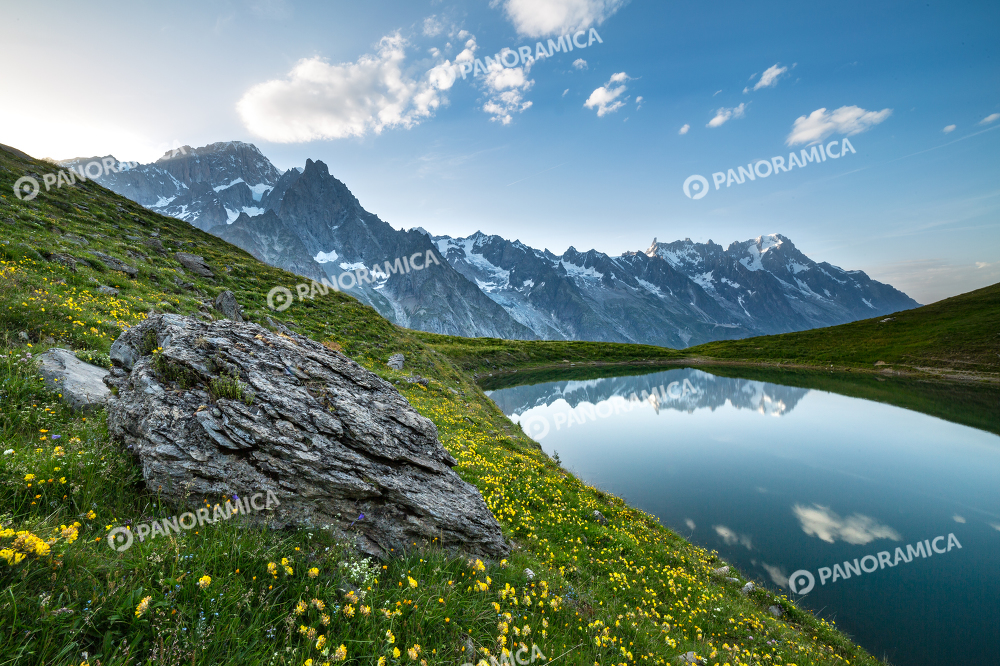 Monte Bianco al tromonto dal Lago Checrouit