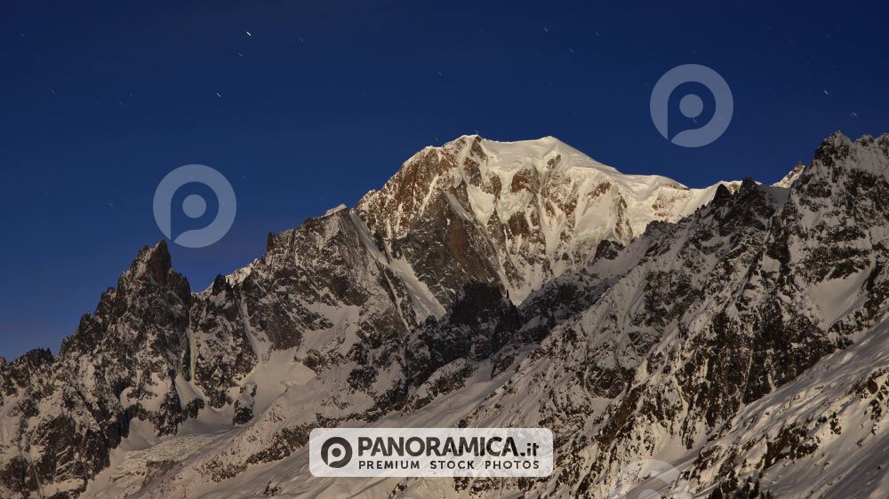 Monte Bianco di notte con luna piena dal Rifugio Bonatti