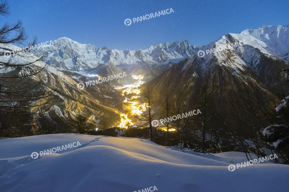 Monte Bianco e Courmayeur di notte