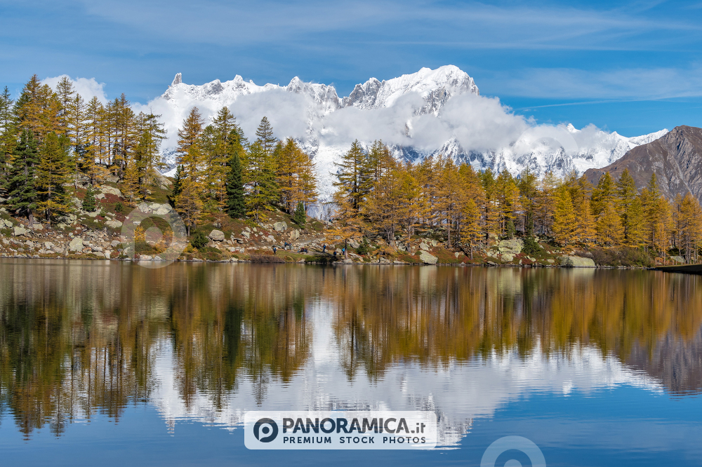 Monte Bianco filesso al Lago d'Apry in autunno