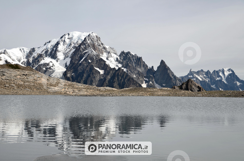 Monte Bianco in una giornata grigia 