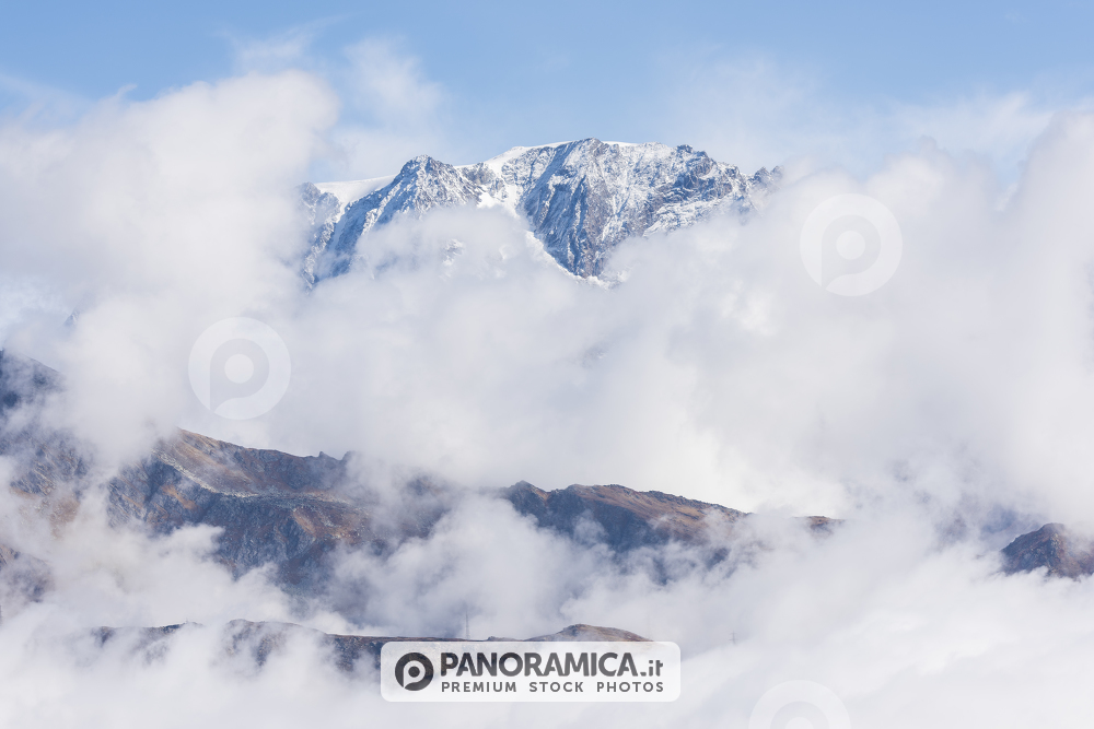 Monte Gelè sopra le nuvole, Valle del Gran San Bernardo, Valle d'Aosta