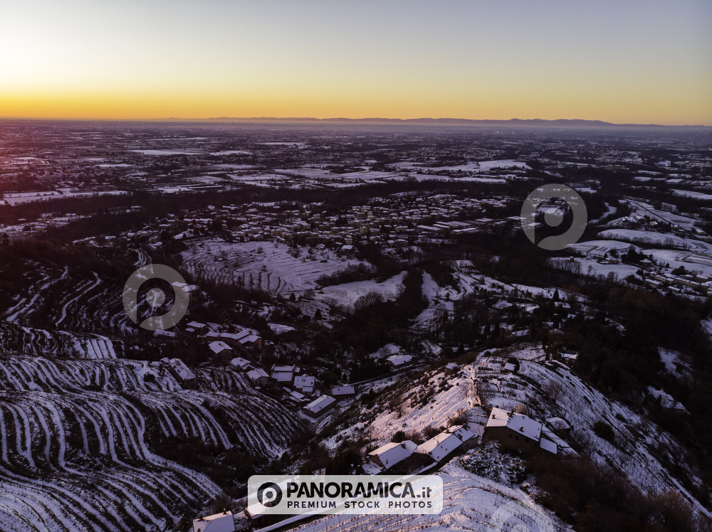 Montevecchia e la pianura circostante innevata