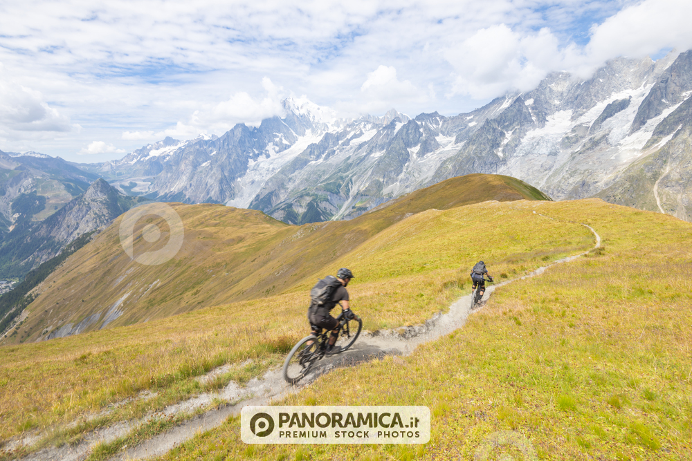 Mountain bike e Monte Bianco, Val Sapin, Courmayeur, Valle d'Aosta