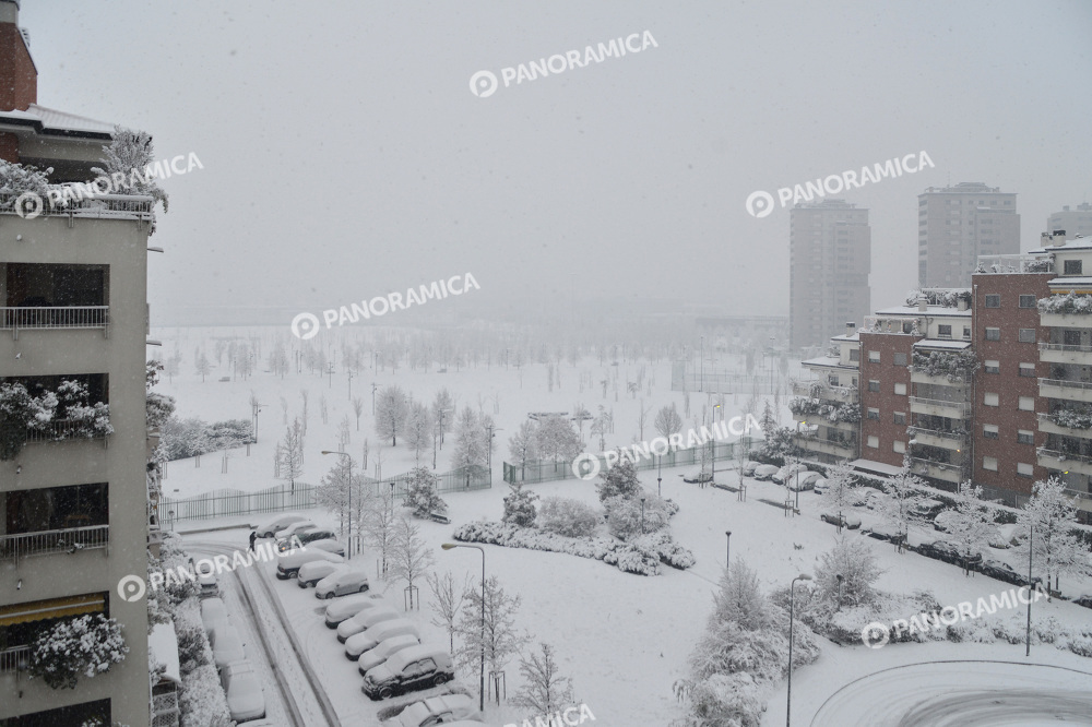 Nevica sul quartiere di Parco Certosa