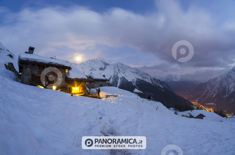 Notte al Rifugio Bertone in inverno, Val Sapin, Valle d'Aosta