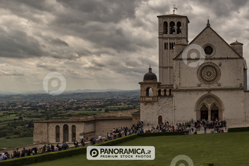Nuvole sulla Basilica di San Francesco d'Assisi