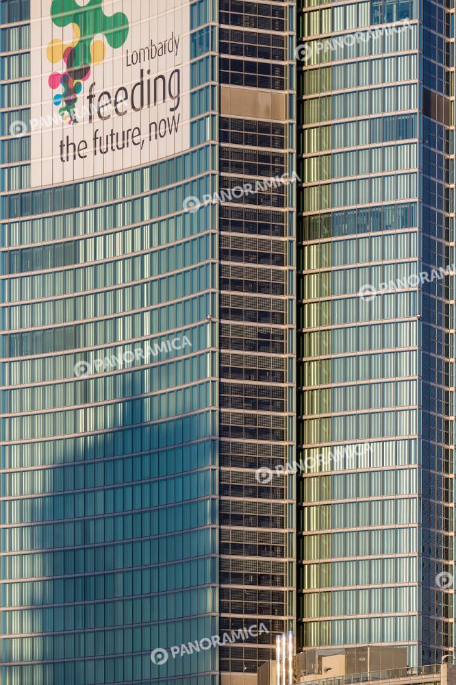 Ombra del Bosco Verticale sul Palazzo Lombardia