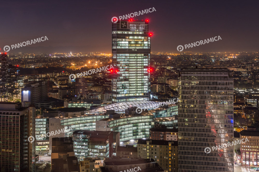 Palazzo Lombardia illuminato di sera
