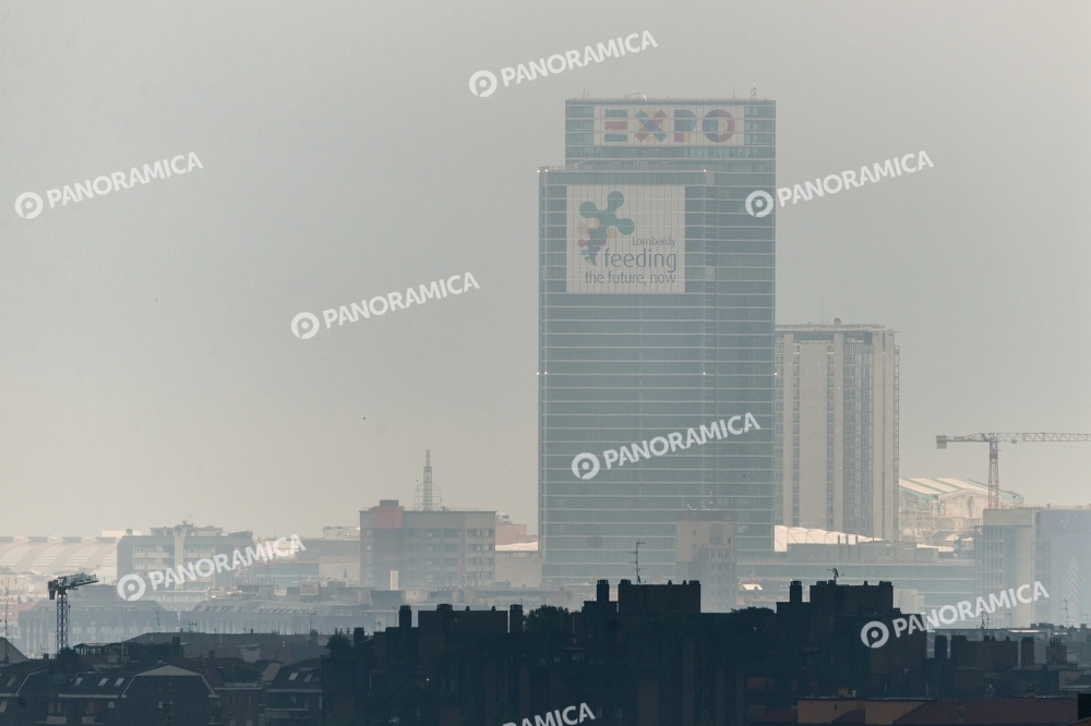 Palazzo Lombardia sotto il nubifragio