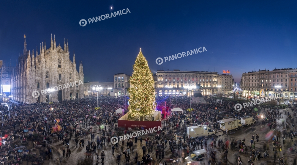 Panoramica di Piazza del Duomo e l'albero di Natale