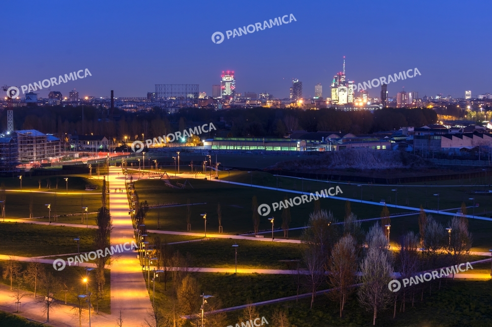 Parco Franco Verga di Sera e skyline illuminato