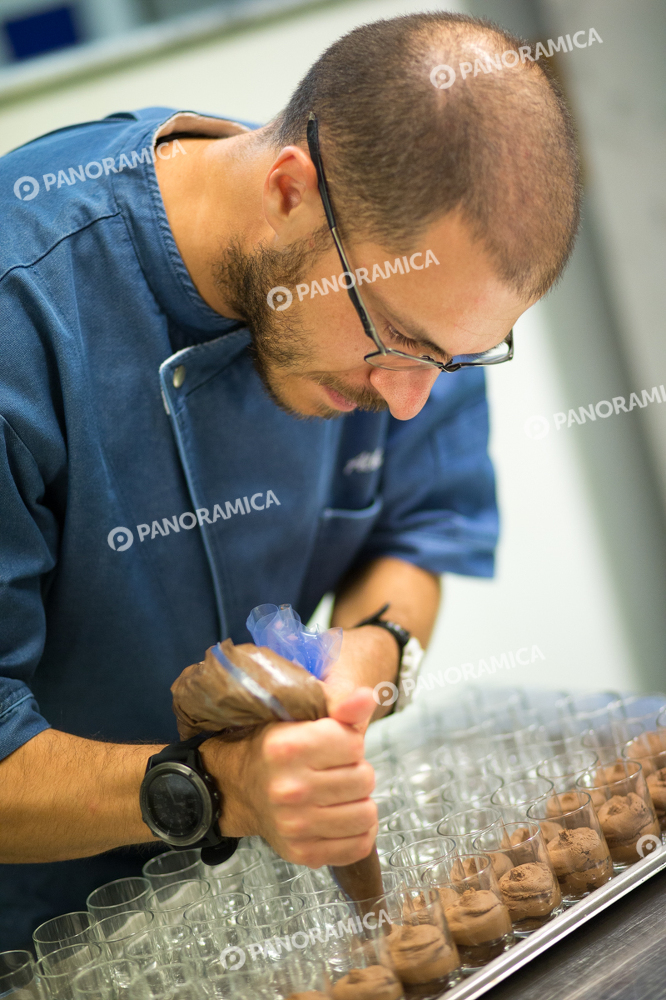 Pasticcere al lavoro