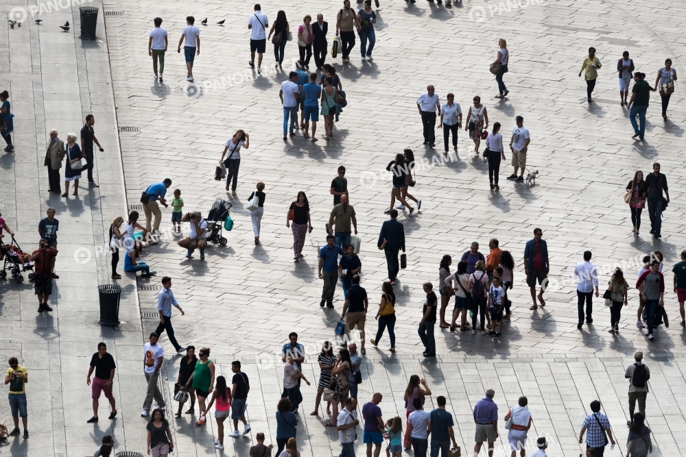 Persone in Piazza Duomo