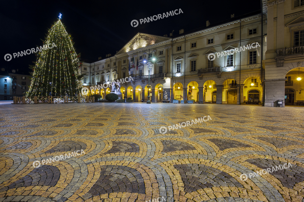 Piazza Chanoux con l'albero di Natale 