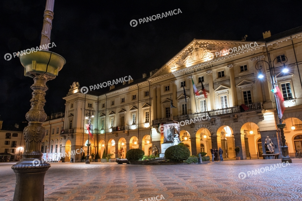 Piazza Chanoux di sera