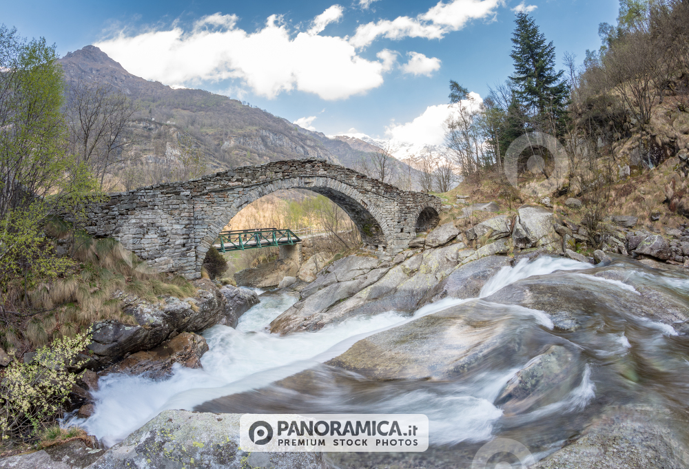 Ponte romanico a Fondo
