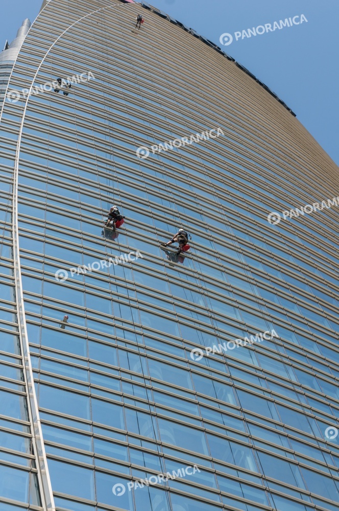 Pulizie delle vetrate della Torre Unicredit