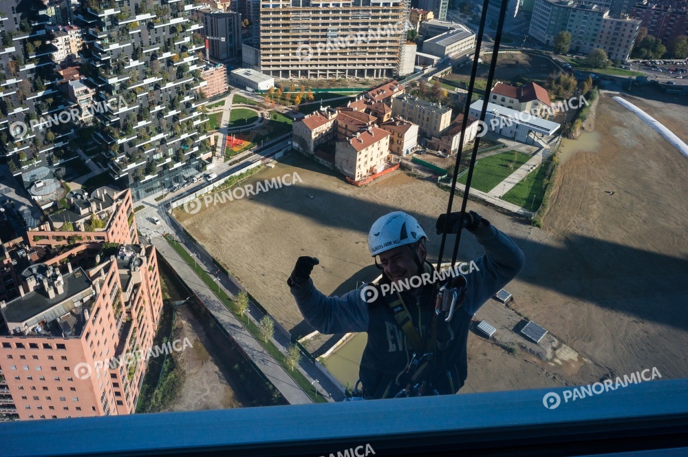 Pulizie delle vetrate della Torre Unicredit