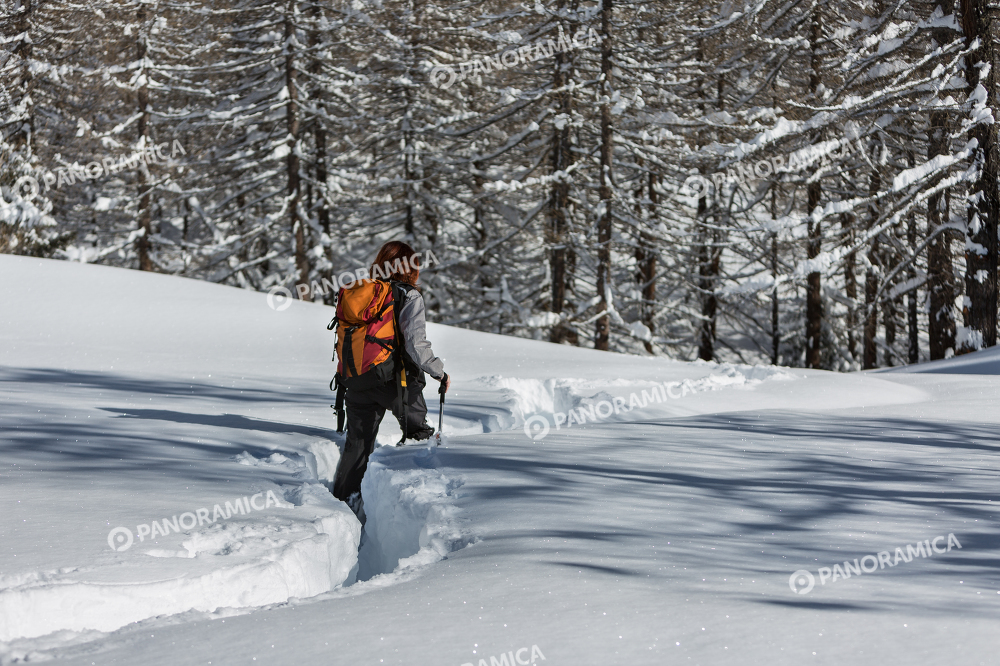 Ragazza che cammina nella neve