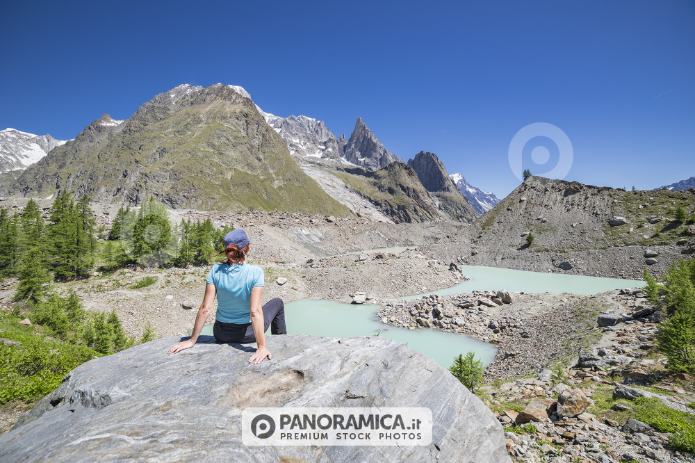 Ragazza di fronte al Monte Bianco ed al Lago del Miage, Val Veny