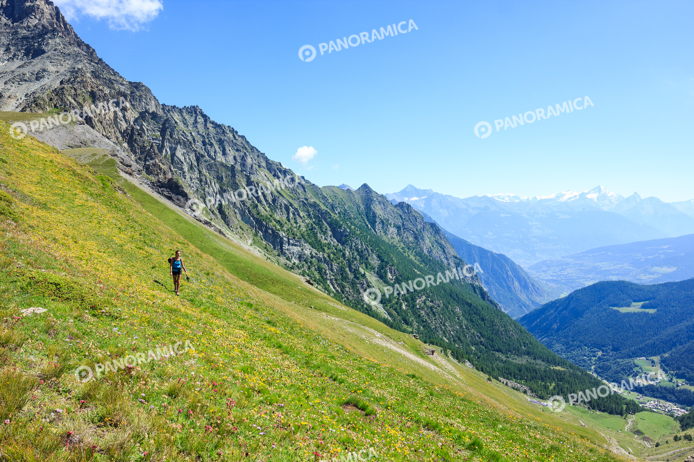 Ragazza escursionista in montagna