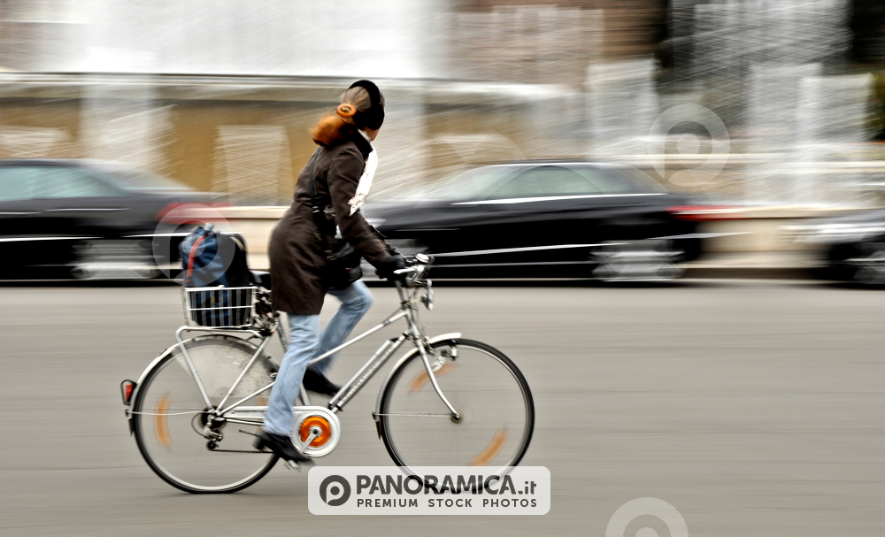 Ragazza in bicicletta