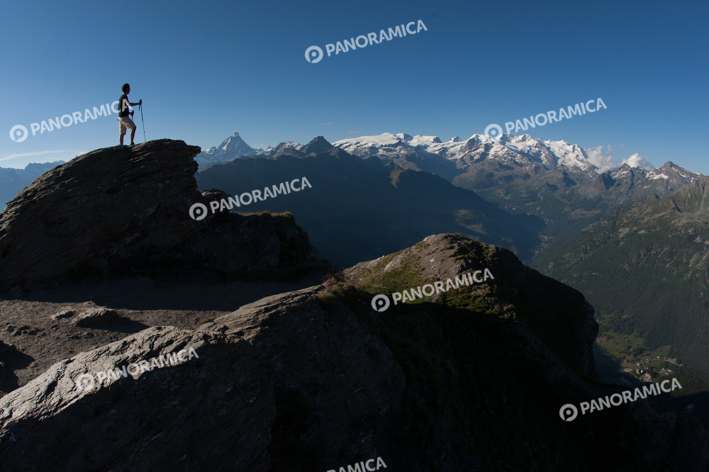 Ragazzo ammira il Cervino e la catena del Monte Rosa
