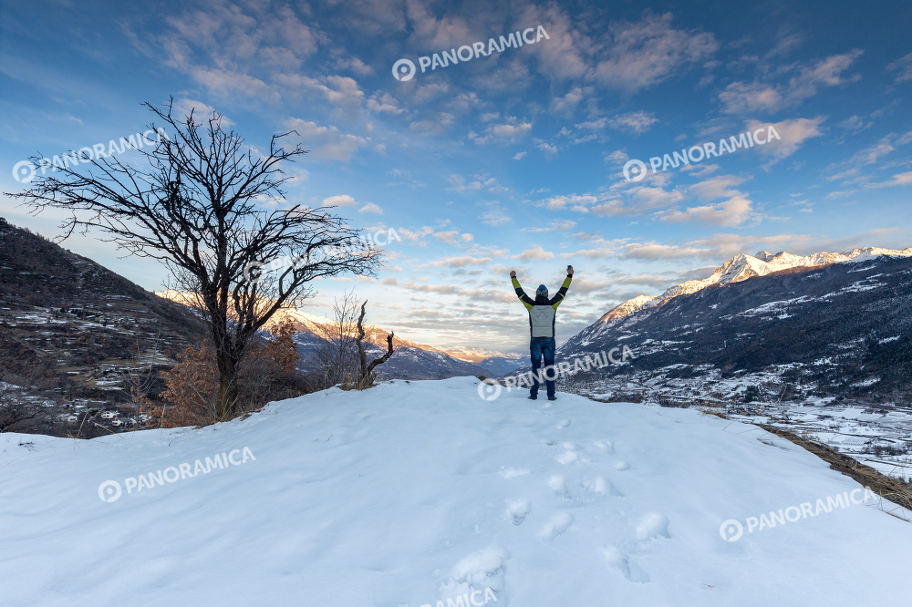 Ragazzo ammira il tramonto sulla valle centrale