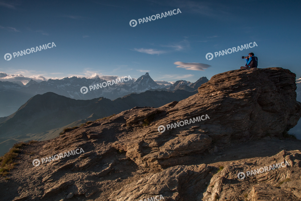 Ragazzo fotografa il Cervino al tramonto