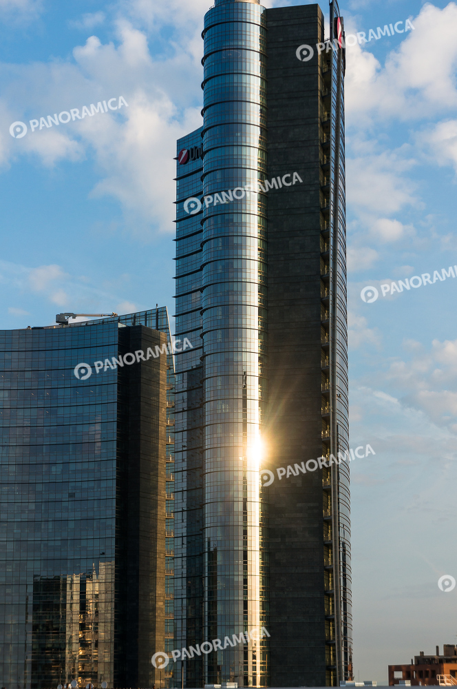 Riflessi del sole sui vetri della Torre Unicredit