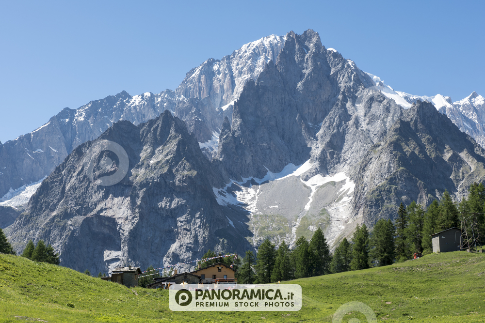 Rifugio Maison Vieille e il Monte Bianco
