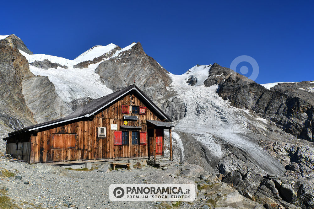 Rifugio Mezzalama, ghiacciai del Monte Rosa e Casotre sullo sfondo