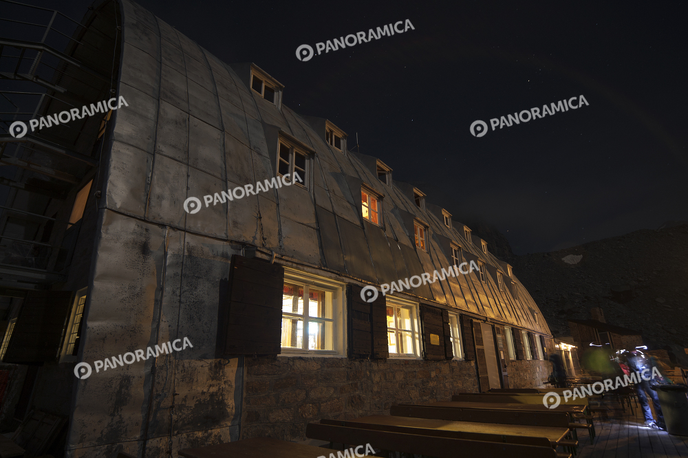 Rifugio Vittorio Emanuele II di notte