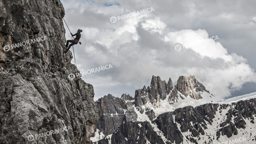 Scalatore scende in corda doppia