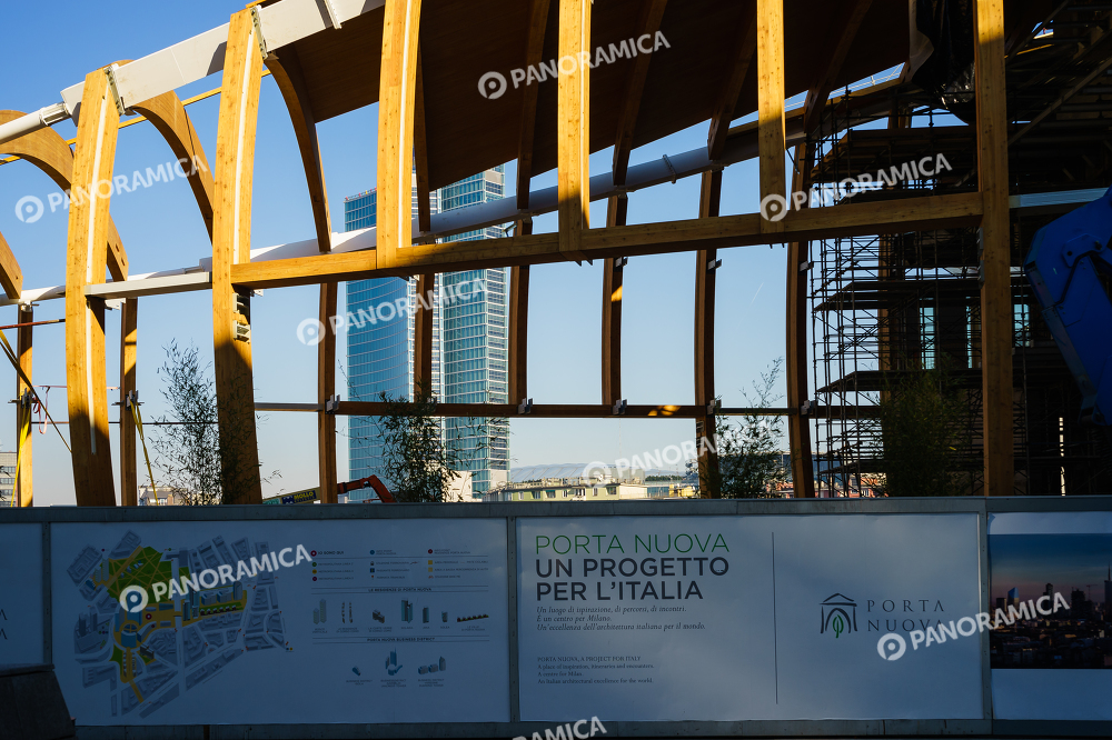 Scheletro del Pavilion e il Palazzo Lombardia