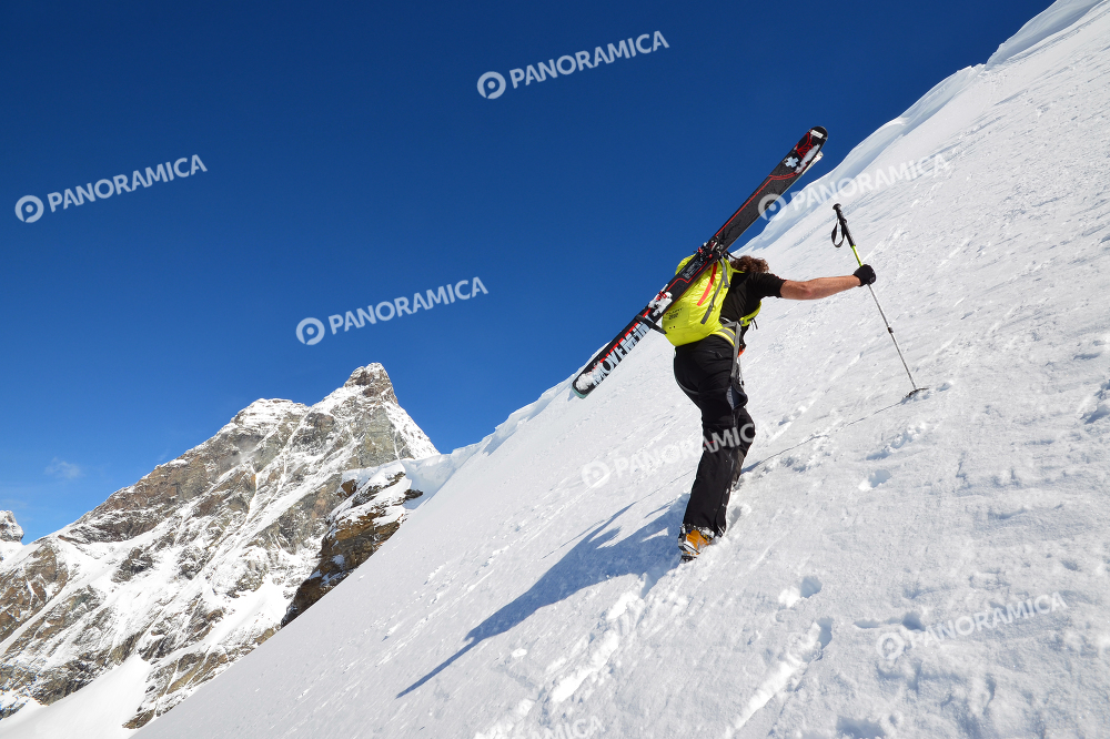 SCI alpinista su ripida parete ed il Cervino