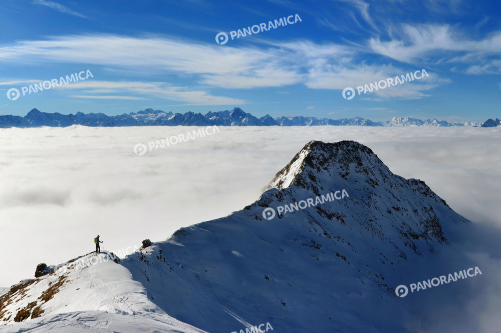 Scialpinista con mare di nuvole sullo sfondo, Punta Trécare, Valtournenche