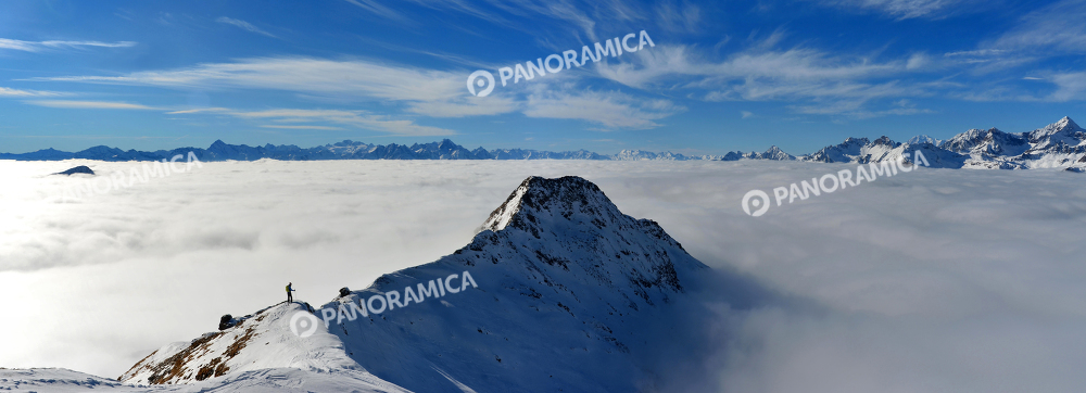 Scialpinista con mare di nuvole sullo sfondo, Punta Trécare, Valtournenche