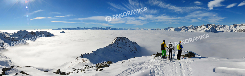 Scialpinisti con mare di nuvole sullo sfondo, Punta Trécare, Valtournenche