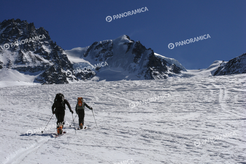 Scialpinisti verso il Rifugio Chabod