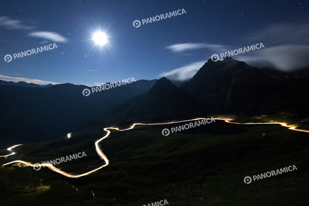 Scie luminose sulla strada del Gran San Bernardo al chiaro di luna